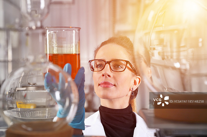 女实验室技术员分析烧杯中的液体图片素材