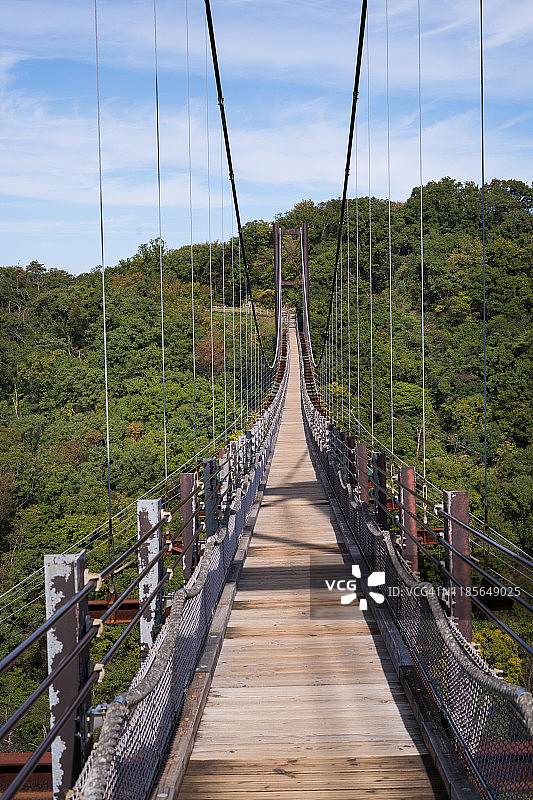日本大阪府的行人吊桥。图片素材
