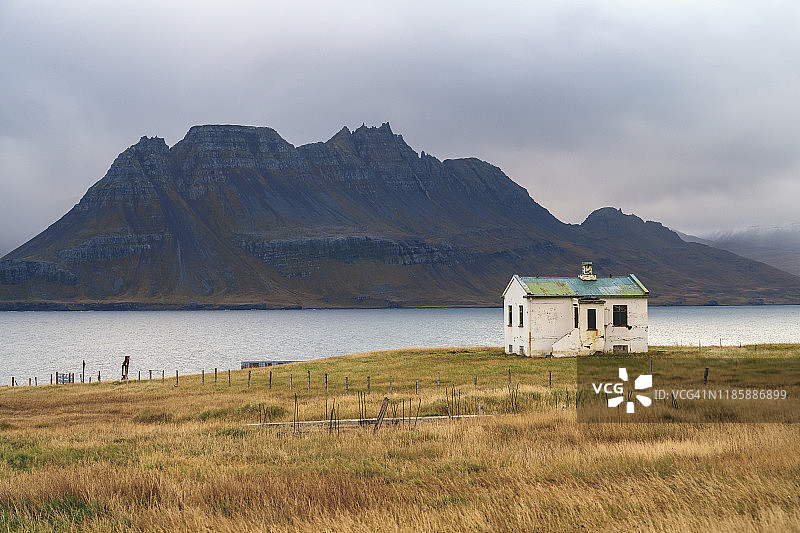 冰岛西峡湾Gjögur村的废弃农舍图片素材