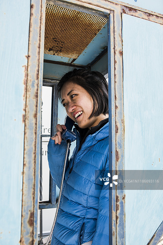 Woman talking on public telephone, Göreme, Cappadocia, Nevsehir, Turkey图片素材