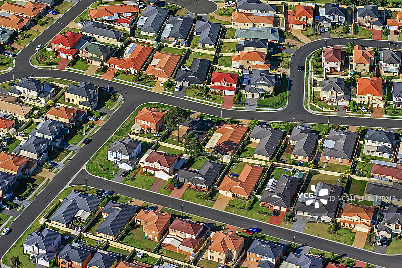 色彩缤纷的房子在卡通般的田园郊区，郊区生活在悉尼，澳大利亚，航拍图片素材
