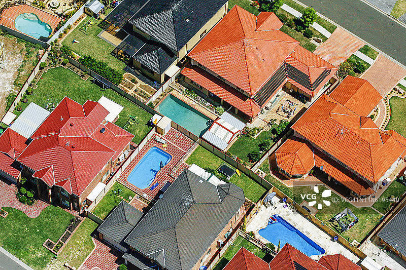 房屋和游泳池，城市边缘的郊区，城市扩张在悉尼，澳大利亚，航拍图片素材