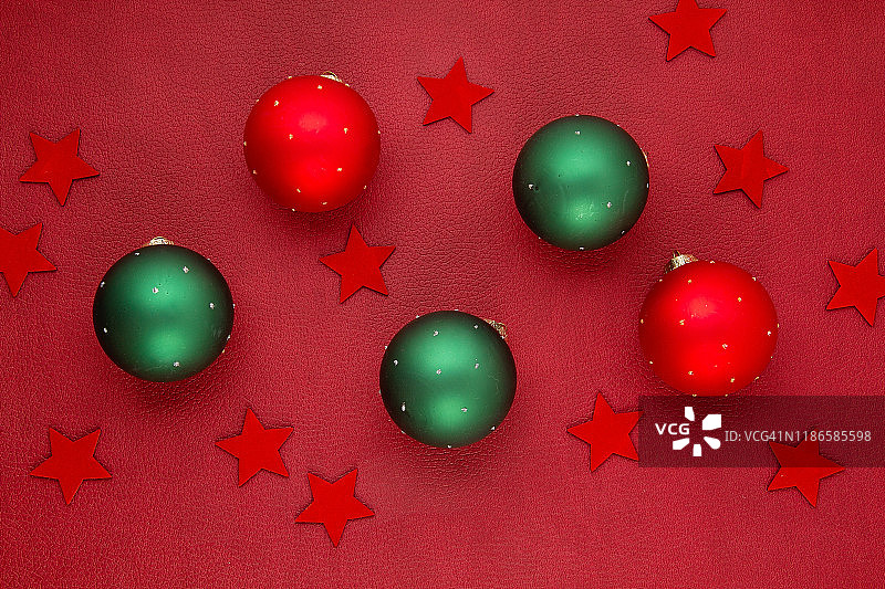 圣诞装饰用圣诞饰品，松树，礼物与复制空间上方的红色背景图片素材
