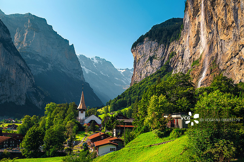 壮观的旅游山村，瀑布和传统建筑，Lauterbrunnen图片素材