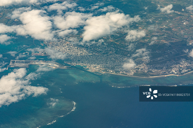 从飞机上俯瞰日本冲绳县石垣岛图片素材