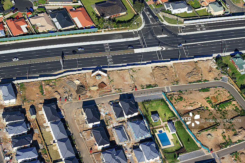 房屋，主干道和郊区的空地，新住宅区，澳大利亚，航拍图片素材