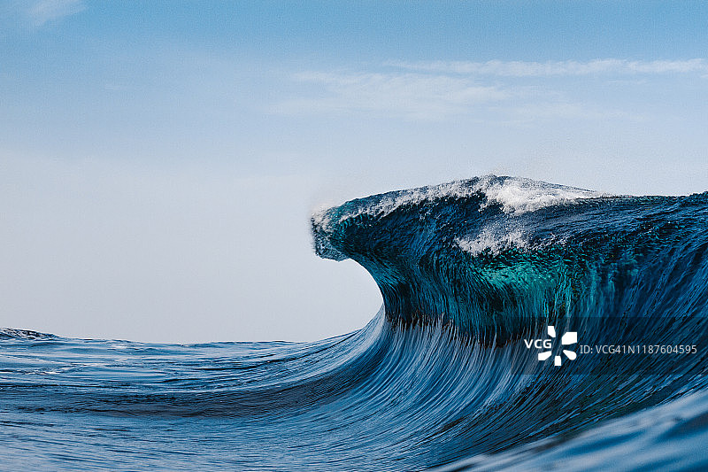 蓝色的波浪在大西洋中破碎图片素材