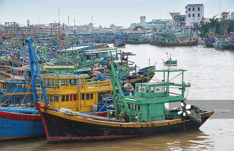 越南潘缔的一排渔船图片素材