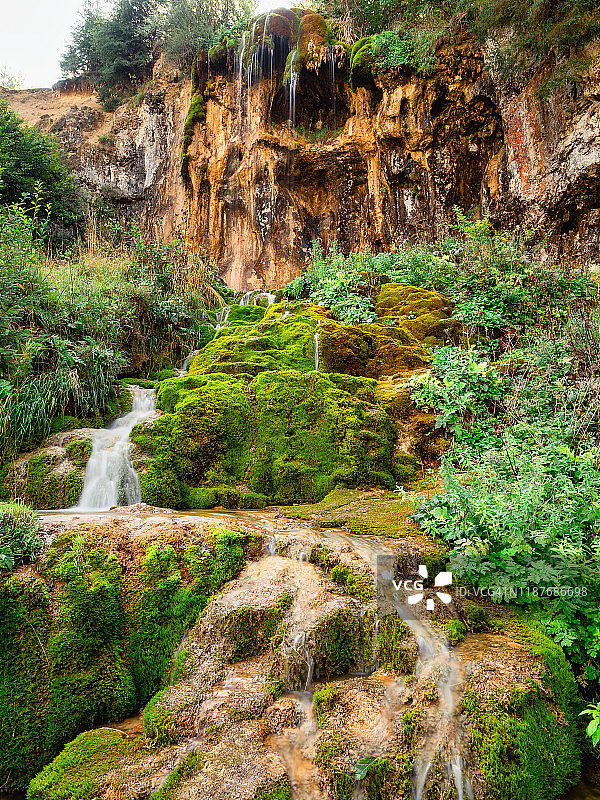 夏季景观与瀑布从苔藓石灰岩流下图片素材