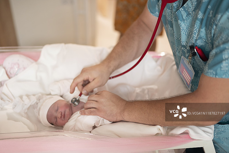 新生儿与医生图片素材