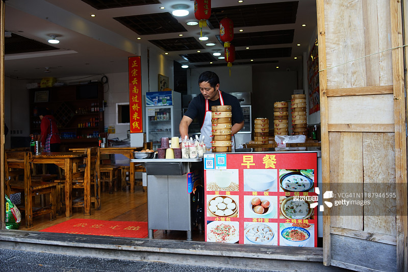 束河古镇的传统早餐店。图片素材