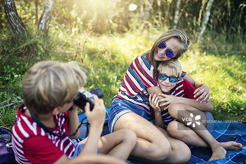 孩子们在森林野餐时拍照图片素材