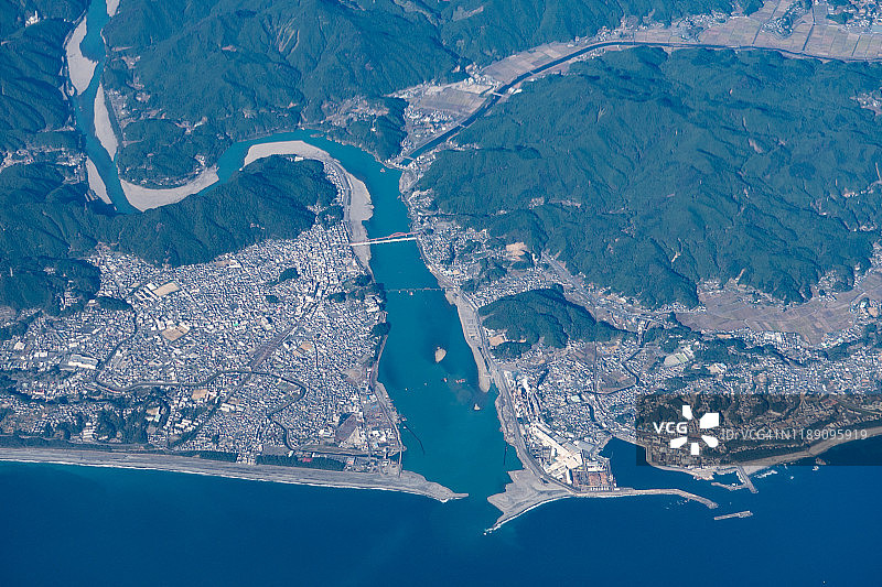 从飞机上俯瞰日本和歌山县和三重县的太平洋和熊野河图片素材