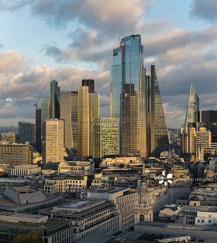 俯瞰伦敦金融城的金融区天际线，英国。图片素材