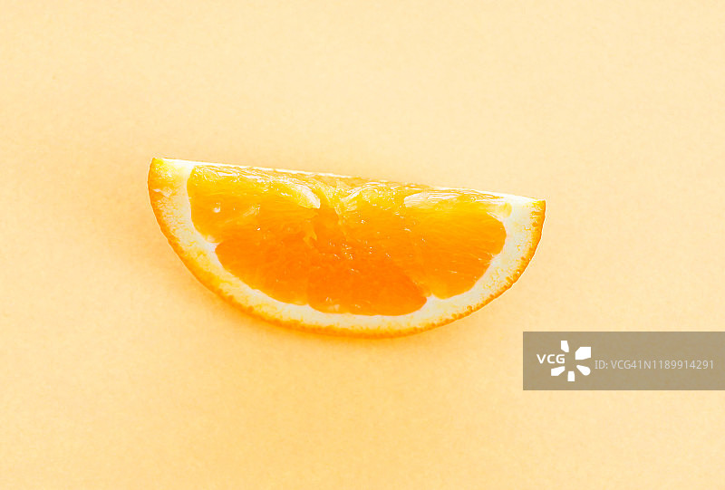 黄色背景上的橙色切片图片素材