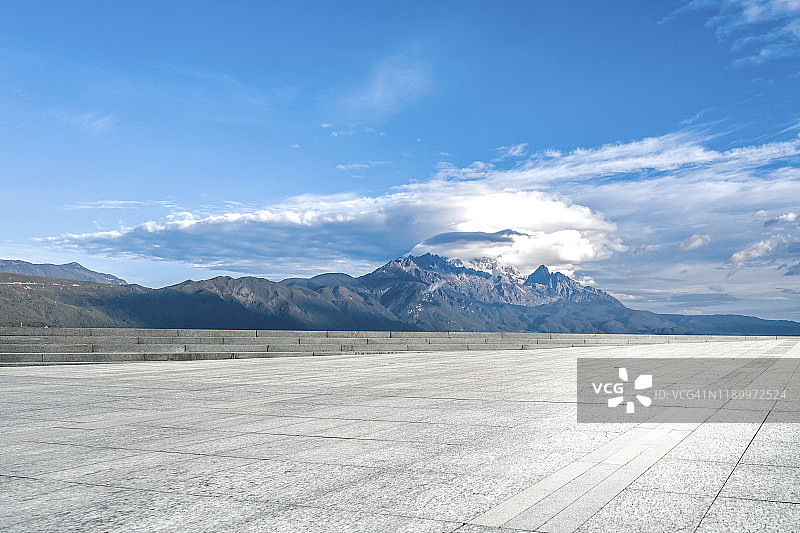 中国云南省玉龙雪山和大理石开放空间图片素材