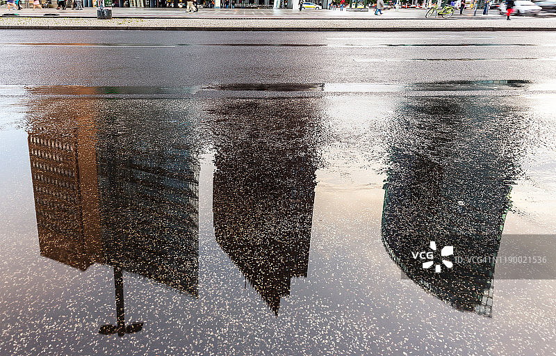 波茨坦广场、柏林水坑中的倒影(德国)图片素材