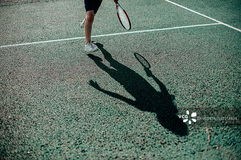 儿童网球运动员影子图片素材