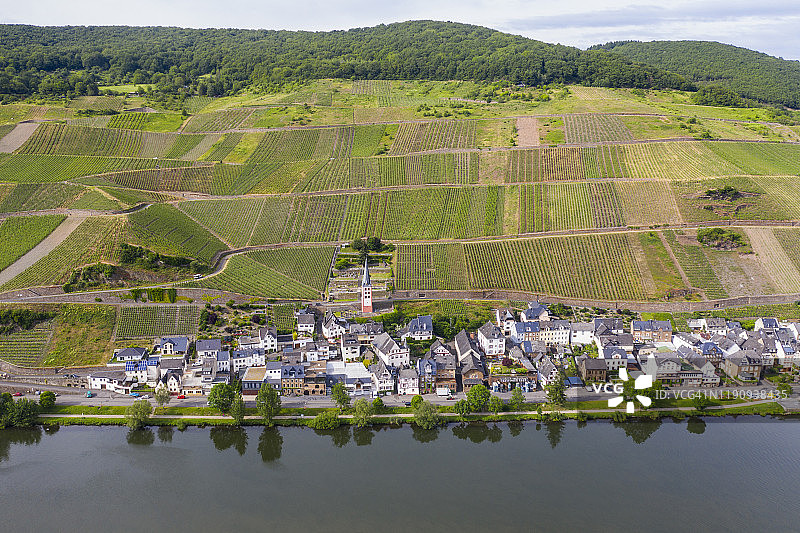 德国摩泽尔河畔的泽尔镇被无人机拍下图片素材