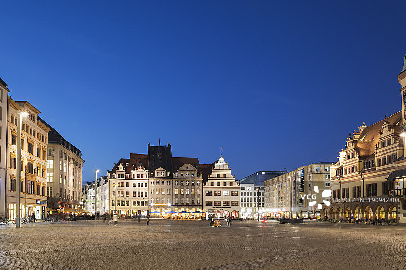 在德国萨克森的夜晚，城市广场上的建筑物映衬着清澈的蓝天图片素材