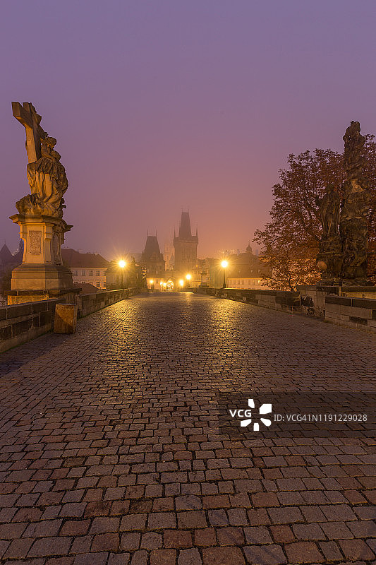 风景查尔斯桥与桥塔和雕像在一个雾蒙蒙的早晨日出，布拉格，捷克共和国，欧洲图片素材