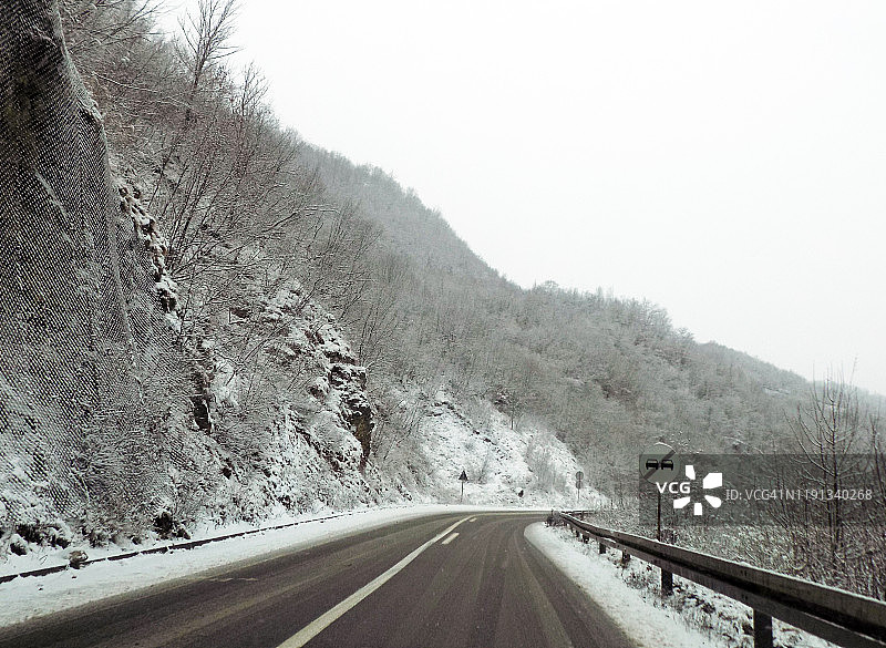 开车穿过雪山的风景图片素材