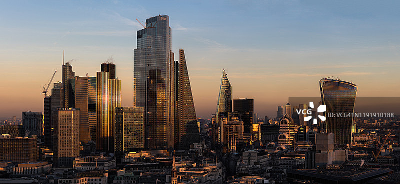 鸟瞰图伦敦金融城的金融区天际线图片素材