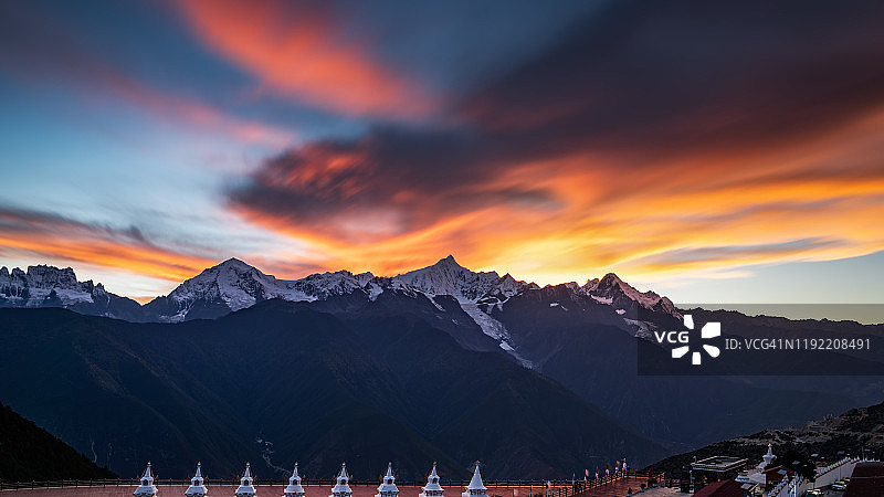 云南梅里雪山的黎明图片素材