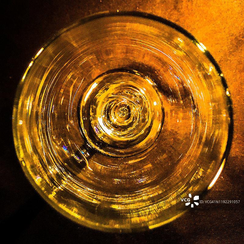 圆形饮水杯顶部的抽象图像图片素材