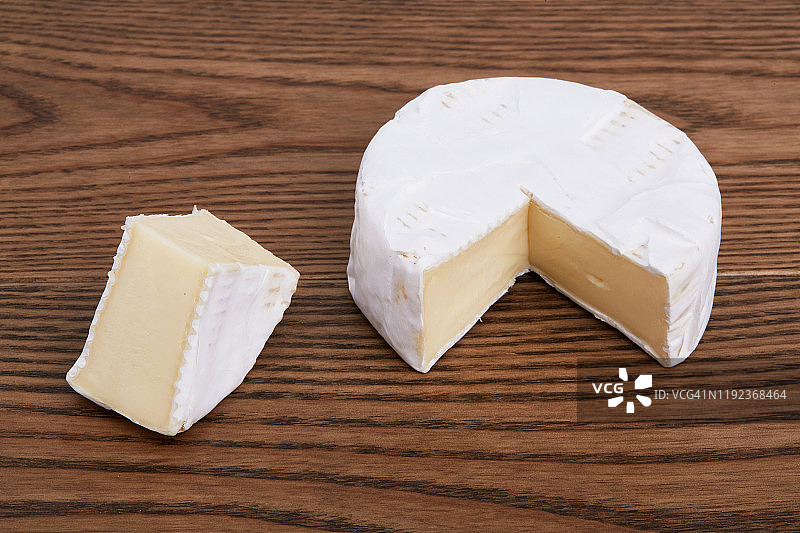 木质背景上的卡门贝尔奶酪图片素材