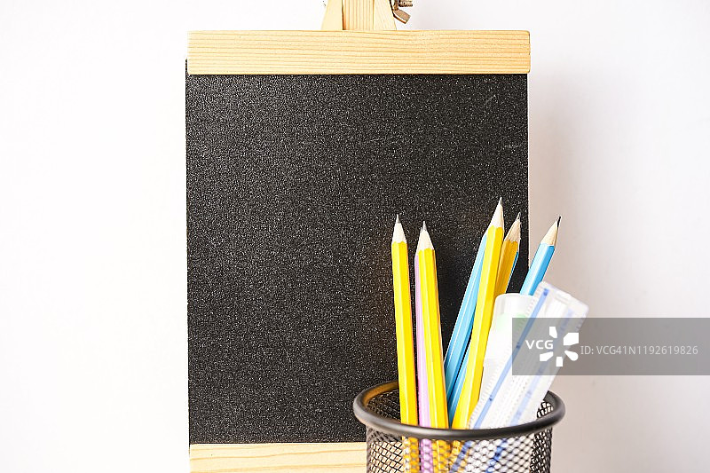 回到学校的概念:铅笔、文具和黑板与白色隔离图片素材