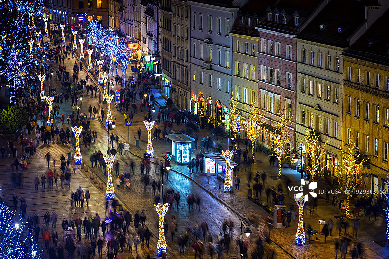 波兰华沙老城克拉科夫斯基Przedmieście街上的圣诞装饰图片素材