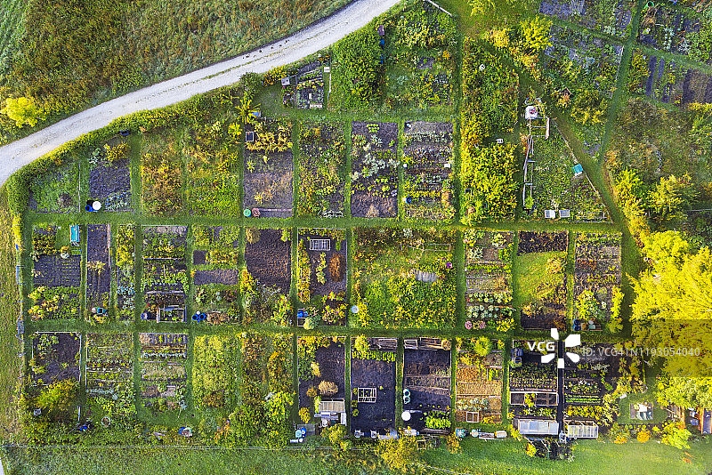 德国，巴伐利亚，Geretsried，绿色乡村花园鸟瞰图图片素材