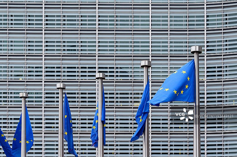 比利时布鲁塞尔的欧盟委员会大楼前悬挂着欧盟旗帜。图片素材