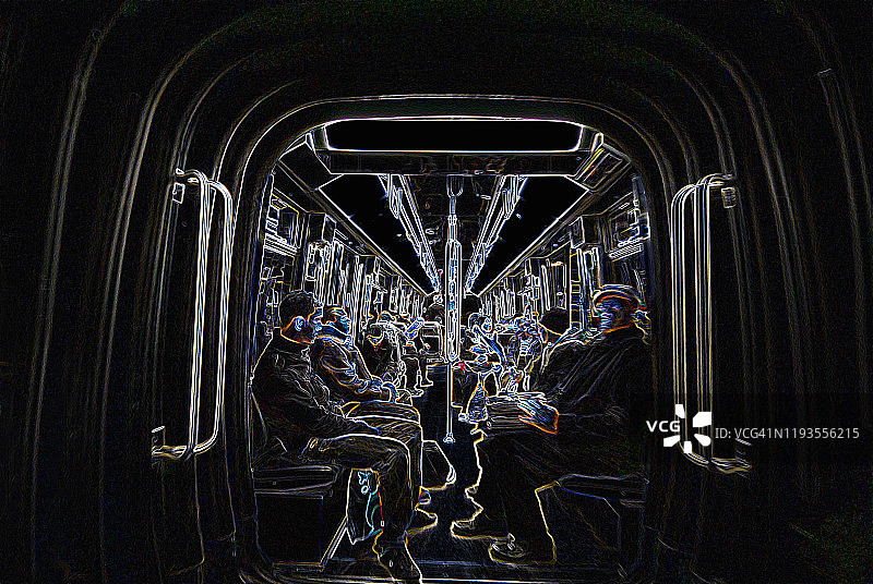 巴黎地铁的用户在非高峰时间乘车前往下一站。采用负像技术和数字合成技术。图片素材