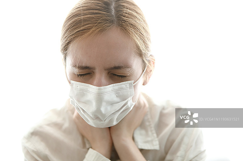 女人戴着流感口罩咳嗽图片素材