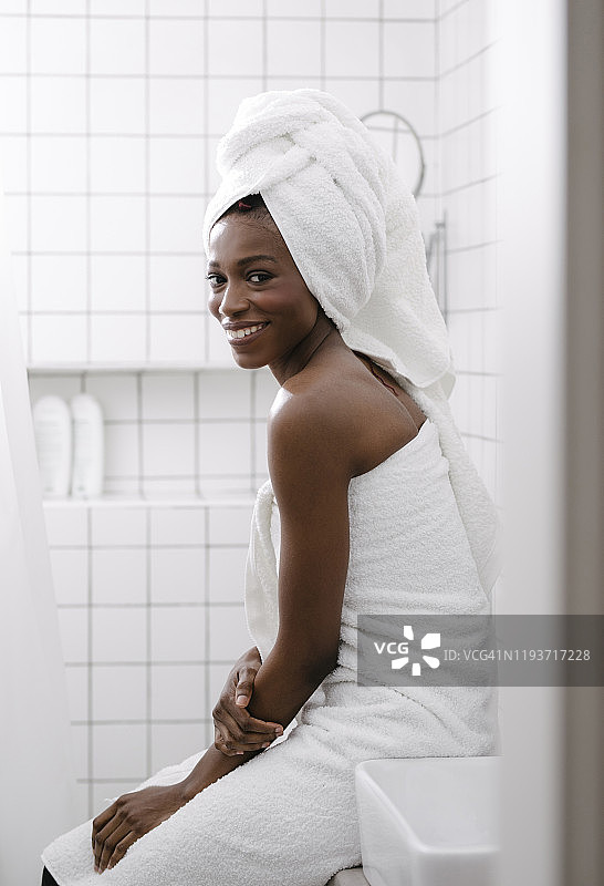 浴室里的女人的肖像图片素材