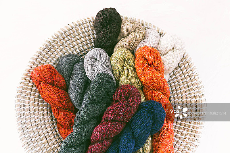 编织和钩针用的彩色纱线图片素材