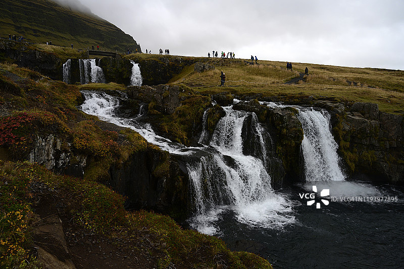冰岛西部Snæfellsnes半岛kirkjufellfoss一大群游客图片素材