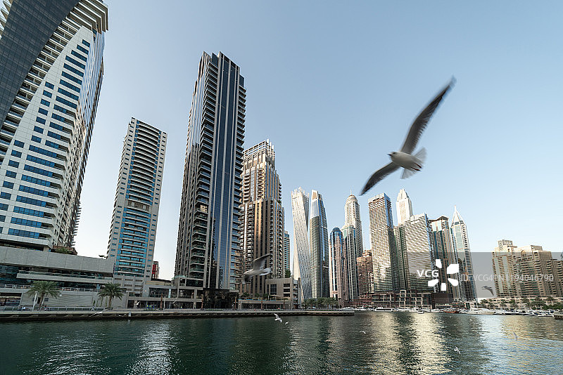 低角度的现代摩天大楼和城市景观在迪拜码头。图片素材
