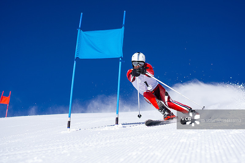 专业高山滑雪者在超级g滑雪图片素材