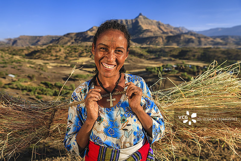 东非，快乐的非洲妇女，拿着稻草图片素材