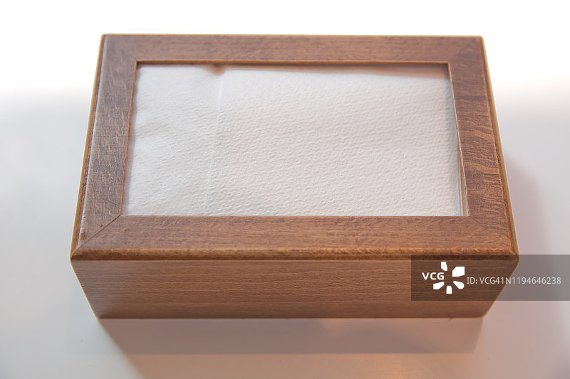 木制餐巾架和餐巾纸。木制的棕色空餐巾盒。咖啡馆里的木架和盐瓶，餐巾纸放在木桌上。图片素材