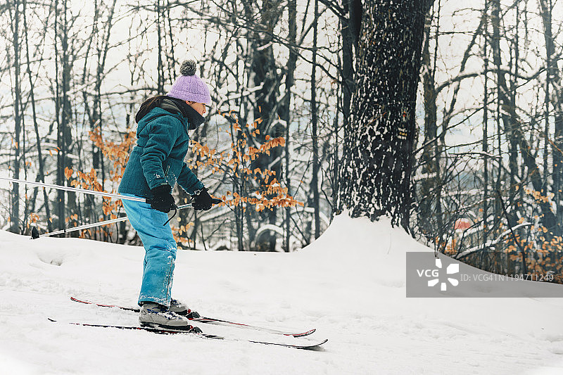 小女孩在雪地里滑雪图片素材