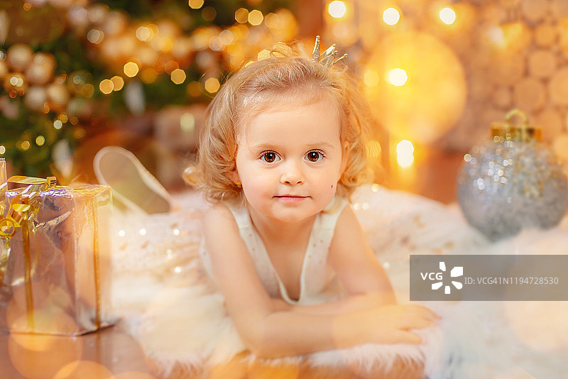 圣诞装饰品上的小公主图片素材