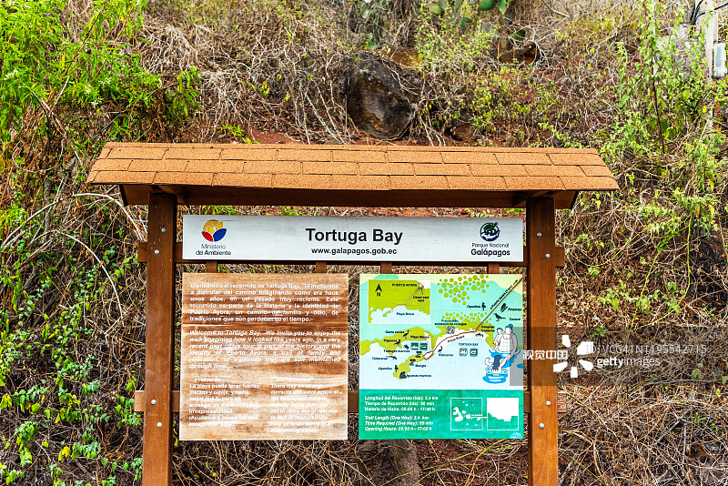 木制招牌，上面有关于托尔图加湾，圣克鲁斯岛-阿约拉港，加拉帕戈斯岛的信息。图片素材