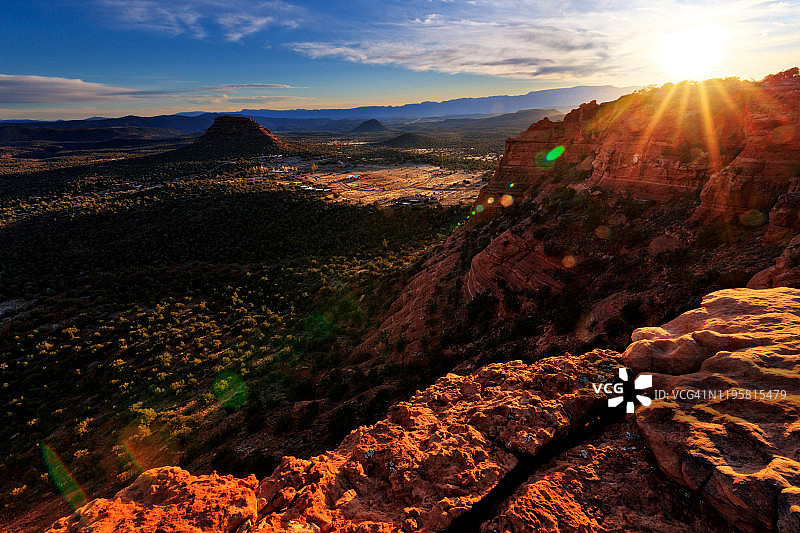 日落旭日从多伊山山顶俯瞰山谷，塞多纳，亚利桑那州图片素材