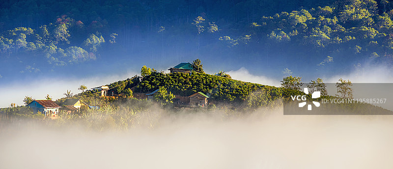 美丽和梦想的小木屋在山上与神奇的雾和光在日出图片素材