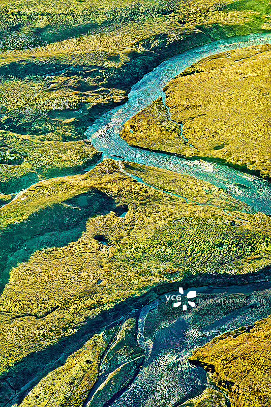 冰岛火山景观中的蜿蜒河流图片素材