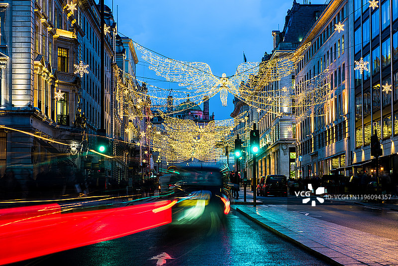 摄政街的圣诞购物和交通圣詹姆斯黄昏，伦敦，英国。图片素材